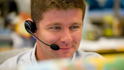 Hombre de call center con micrófono