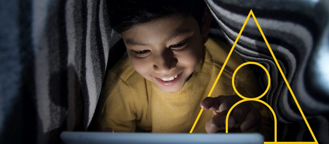 Foto de un niño pequeño mirando una tableta con un resumen del gráfico de Impulsar vidas
